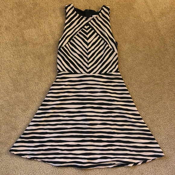 Dress - Picture 3 of 4